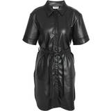 Korte kjoler - Skjortekrave Noisy May Andy Short Faux Leather Dress - Black