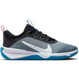 Sportssko Nike Omni Multi-Court GS - Cool Grey/Black/Light Crimson/Photo Blue