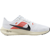 48 ½ - Hvid Sportssko Nike Air Zoom Pegasus 40 M - White/Chile Red/Coconut Milk/Black
