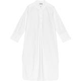 Oversized - Skjortekjoler Ganni Cotton Poplin Oversized Shirt Dress Kvinde Midi Kjoler hos Magasin Bright White