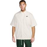 Nike Skjorter Nike Men's Club Short-Sleeve Oxford Button-Up Shirt in White, FN3902-133