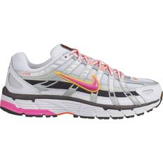 Nike 46 - Dame - Pink Sneakers Nike P-6000 W - White/Metallic Platinum/Hyper Crimson/Laser Fuchsia