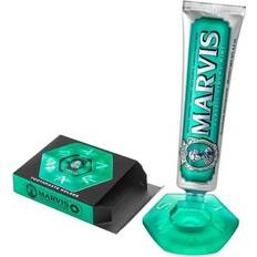 Marvis Modvirker karies Tandpastaer Marvis Toothpaste Classic Strong Mint + Stand Gift Set