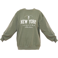 PrettyLittleThing Dame - Grøn Overdele PrettyLittleThing New York Downtown Slogan Printed Sweatshirt - Khaki