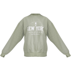 PrettyLittleThing Dame - Grøn Overdele PrettyLittleThing New York Downtown Slogan Printed Sweatshirt - Sage