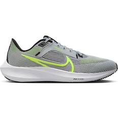 Nike 13,5 - Grøn - Herre Løbesko Nike Pegasus 40 M - Wolf Grey/Black/White/Volt