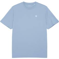 Knowledge Cotton Apparel T-shirts & Toppe Knowledge Cotton Apparel Loke Badge T-shirt, Asley Blue