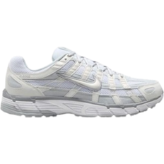Nike 44 ½ - Hvid - Unisex Sneakers Nike P-6000 - Metallic Summit White/Pure Platinum/Wolf Grey/White